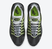 Nike Air Max 95 NDSTRKT Neon CZ3591-002, sneaker noire et grise avec détails jaune Neon, cage TPU et unités Nike Air visibles.