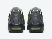 Nike Air Max 95 NDSTRKT Neon CZ3591-002, sneaker noire et grise avec détails jaune Neon, cage TPU et unités Nike Air visibles.