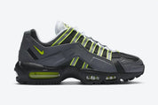 Nike Air Max 95 NDSTRKT Neon CZ3591-002, sneaker noire et grise avec détails jaune Neon, cage TPU et unités Nike Air visibles.