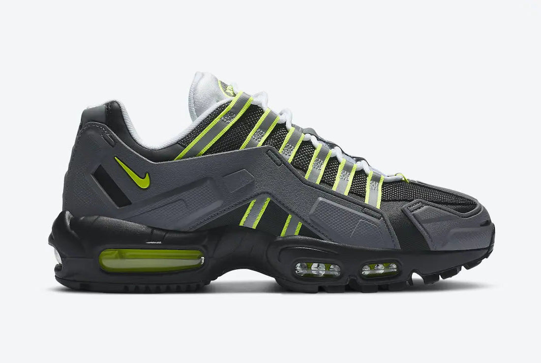 Nike Air Max 95 NDSTRKT Neon CZ3591-002, sneaker noire et grise avec détails jaune Neon, cage TPU et unités Nike Air visibles.