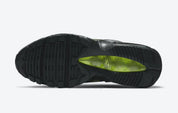 Nike Air Max 95 NDSTRKT Neon CZ3591-002, sneaker noire et grise avec détails jaune Neon, cage TPU et unités Nike Air visibles.