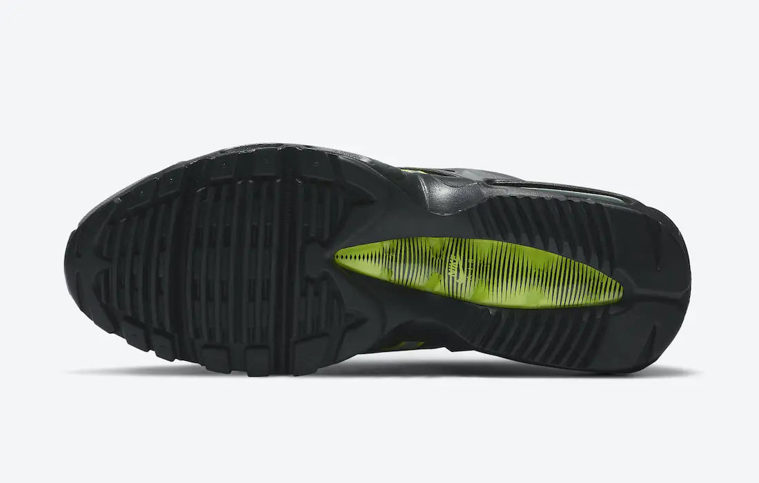 Nike Air Max 95 NDSTRKT Neon CZ3591-002, sneaker noire et grise avec détails jaune Neon, cage TPU et unités Nike Air visibles.