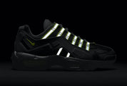 Nike Air Max 95 NDSTRKT Neon CZ3591-002, sneaker noire et grise avec détails jaune Neon, cage TPU et unités Nike Air visibles.