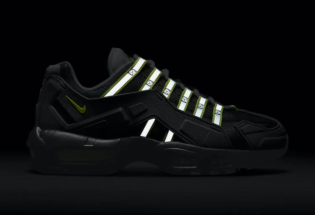Nike Air Max 95 NDSTRKT Neon CZ3591-002, sneaker noire et grise avec détails jaune Neon, cage TPU et unités Nike Air visibles.