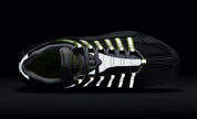 Nike Air Max 95 NDSTRKT Neon CZ3591-002, sneaker noire et grise avec détails jaune Neon, cage TPU et unités Nike Air visibles.