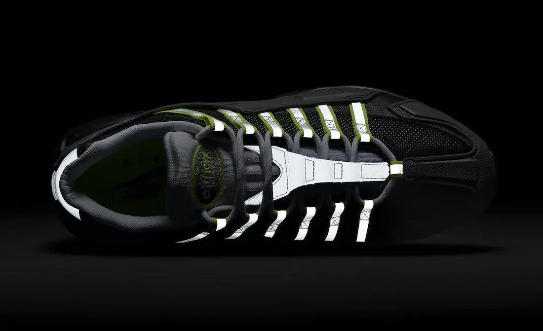 Nike Air Max 95 NDSTRKT Neon CZ3591-002, sneaker noire et grise avec détails jaune Neon, cage TPU et unités Nike Air visibles.