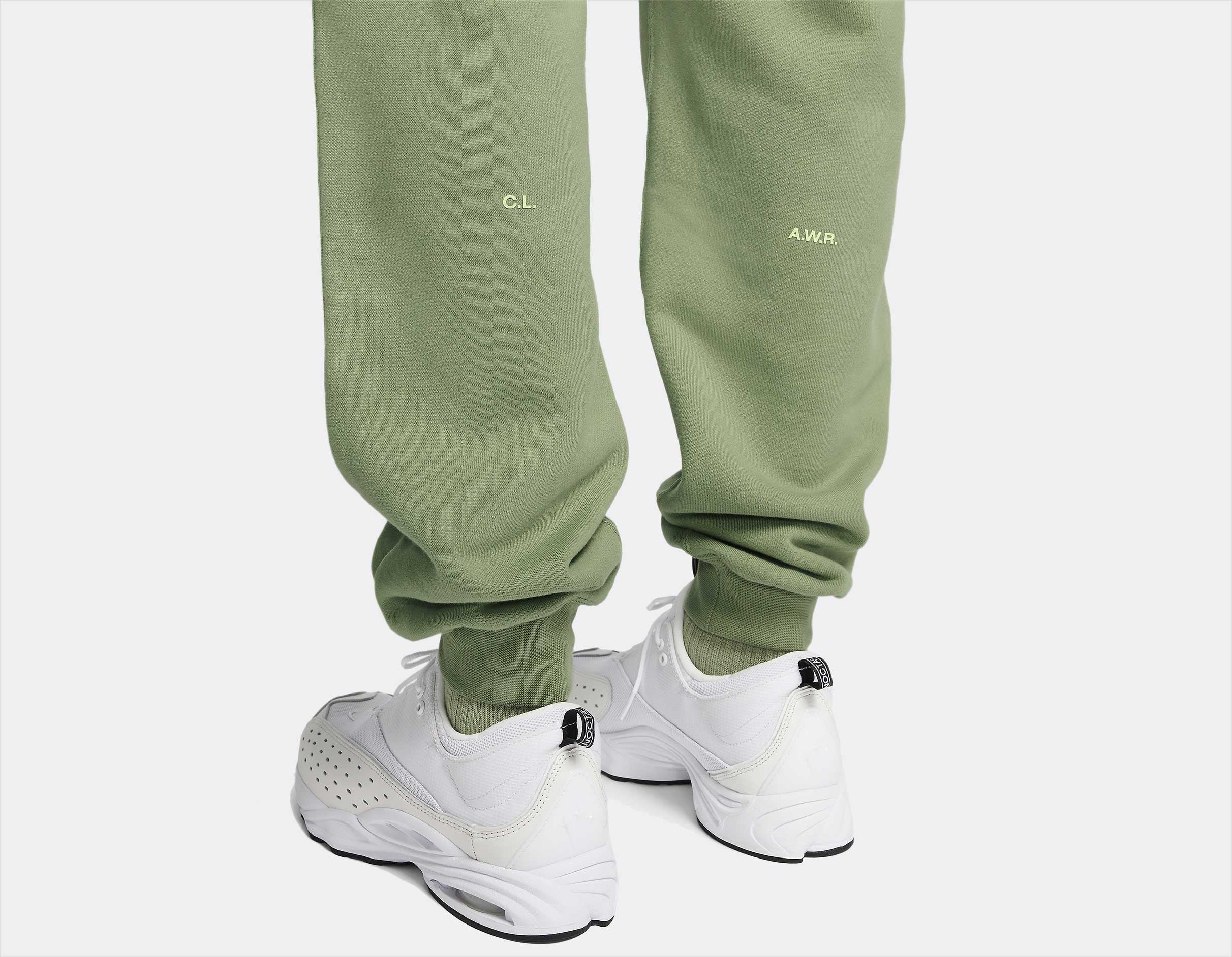 Nike x NOCTA Fleece CS Sweatpant Oil Green/Light Liquid Lime, pantalon fleece vert avec coupe ample, poches zippées et détails réfléchissants NOCTA.