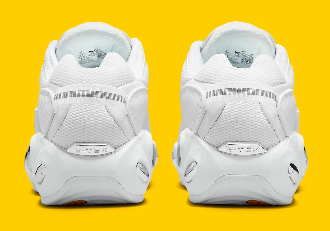 Nike nocta glide white​ vu de derrière