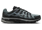 Nike P-6000 en mesh noir avec superpositions Cool Grey et accents Celestine Blue, semelle amortissante et design rétro-running.