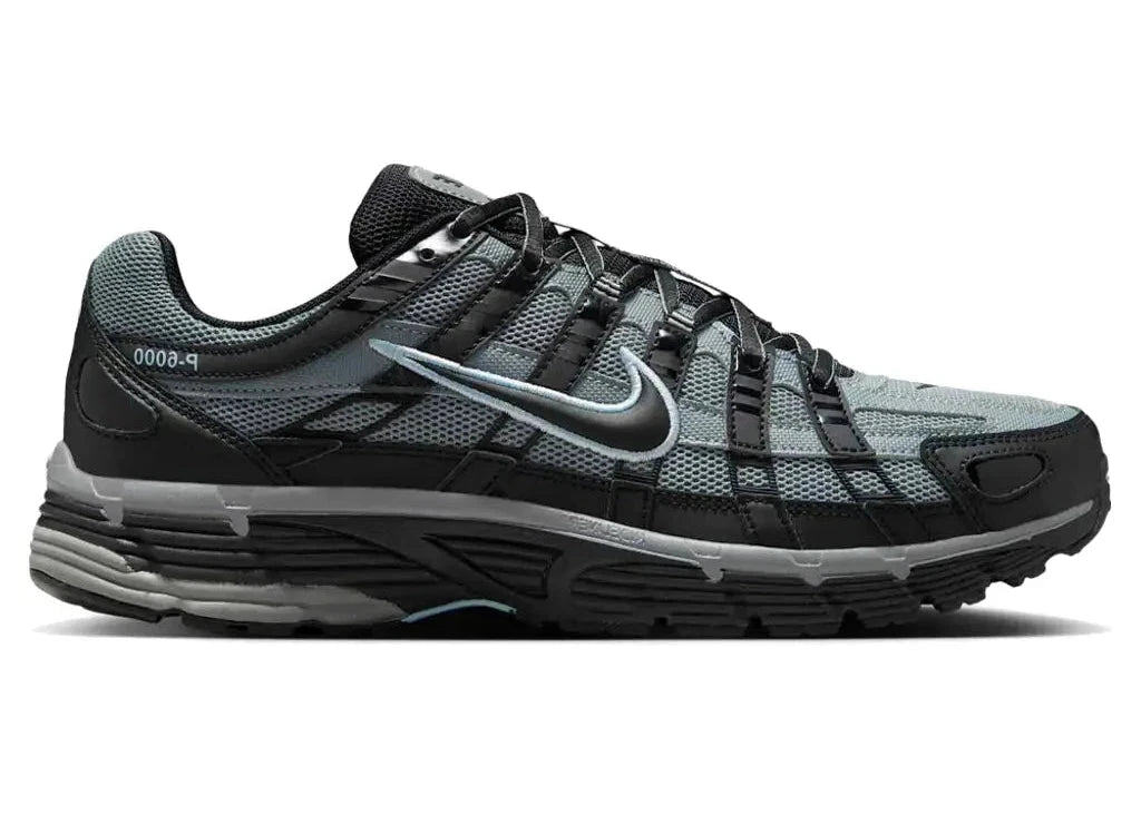 Nike P-6000 en mesh noir avec superpositions Cool Grey et accents Celestine Blue, semelle amortissante et design rétro-running.