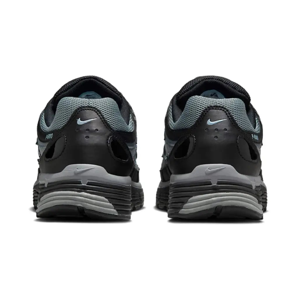 Nike P-6000 en mesh noir avec superpositions Cool Grey et accents Celestine Blue, semelle amortissante et design rétro-running.