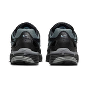 Nike P-6000 en mesh noir avec superpositions Cool Grey et accents Celestine Blue, semelle amortissante et design rétro-running.