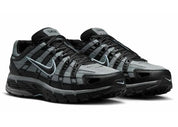Nike P-6000 en mesh noir avec superpositions Cool Grey et accents Celestine Blue, semelle amortissante et design rétro-running.