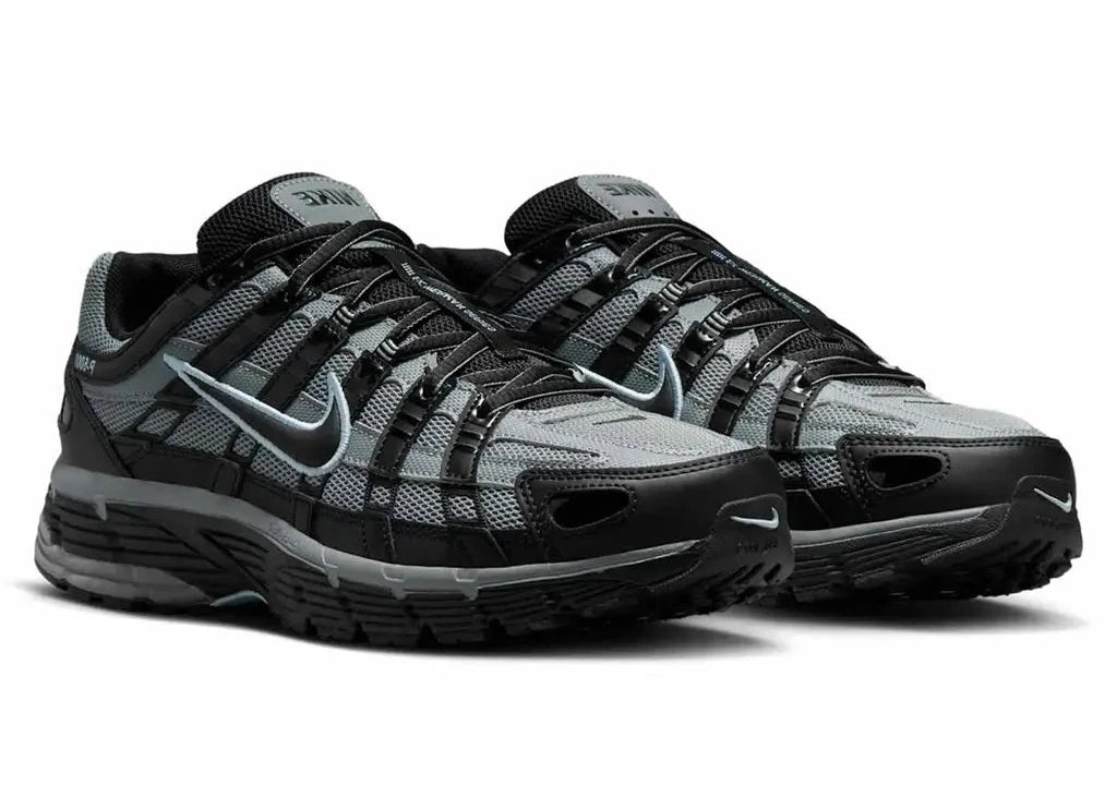 Nike P-6000 en mesh noir avec superpositions Cool Grey et accents Celestine Blue, semelle amortissante et design rétro-running.