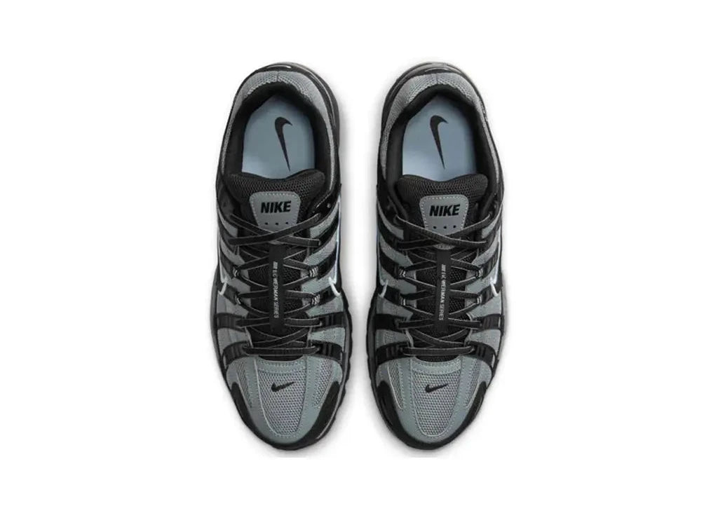 Nike P-6000 en mesh noir avec superpositions Cool Grey et accents Celestine Blue, semelle amortissante et design rétro-running.