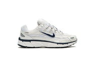 Nike P-6000 Obsidian Summit White blanche et crème avec tige en mesh, empiècements en cuir et Swoosh bleu marine Obsidian.