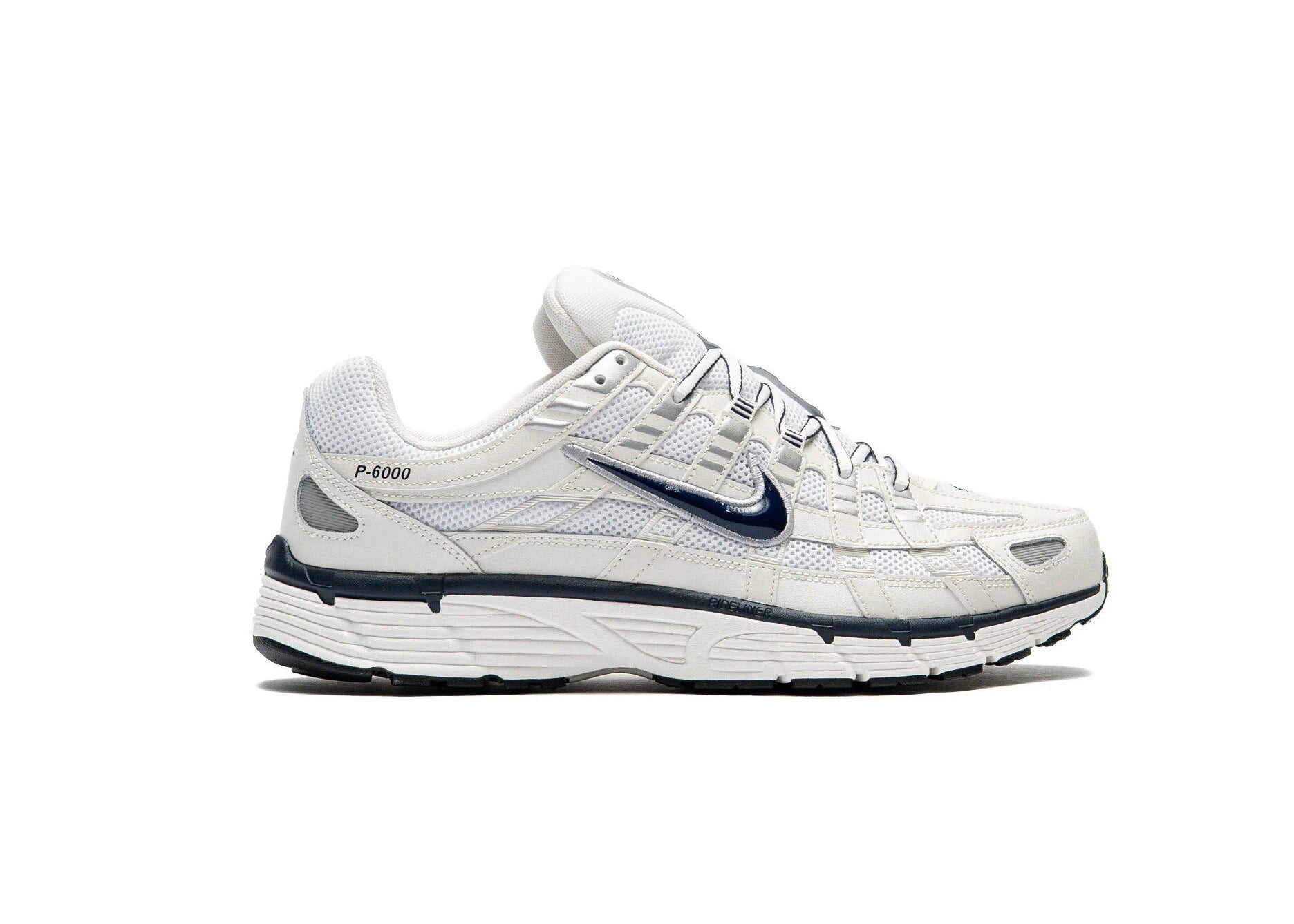 Nike P-6000 Obsidian Summit White blanche et crème avec tige en mesh, empiècements en cuir et Swoosh bleu marine Obsidian.