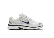Nike P-6000 Obsidian Summit White blanche et crème avec tige en mesh, empiècements en cuir et Swoosh bleu marine Obsidian.