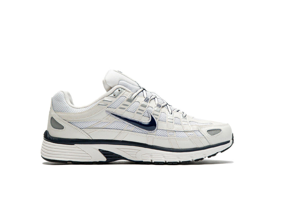 Nike P-6000 Obsidian Summit White blanche et crème avec tige en mesh, empiècements en cuir et Swoosh bleu marine Obsidian.
