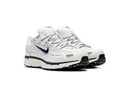 Nike P-6000 Obsidian Summit White blanche et crème avec tige en mesh, empiècements en cuir et Swoosh bleu marine Obsidian.