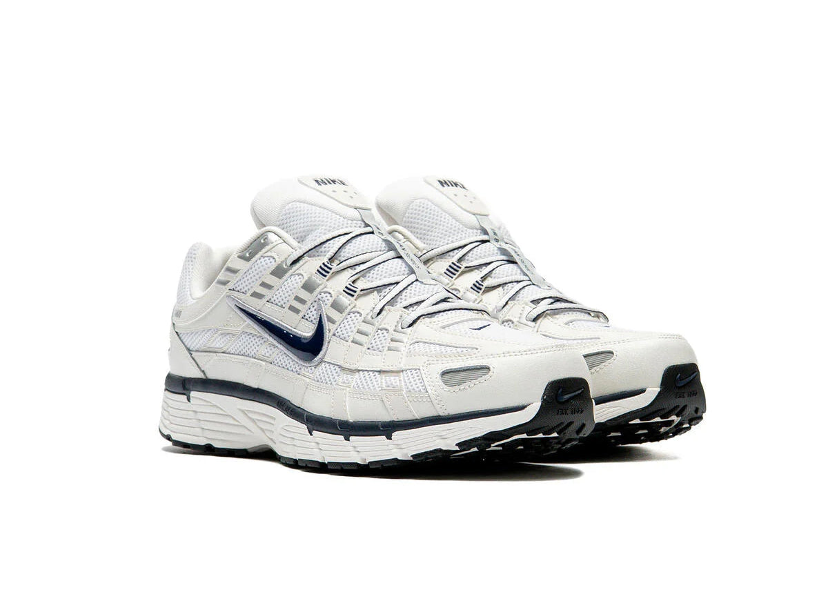 Nike P-6000 Obsidian Summit White blanche et crème avec tige en mesh, empiècements en cuir et Swoosh bleu marine Obsidian.