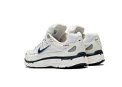 Nike P-6000 Obsidian Summit White blanche et crème avec tige en mesh, empiècements en cuir et Swoosh bleu marine Obsidian.