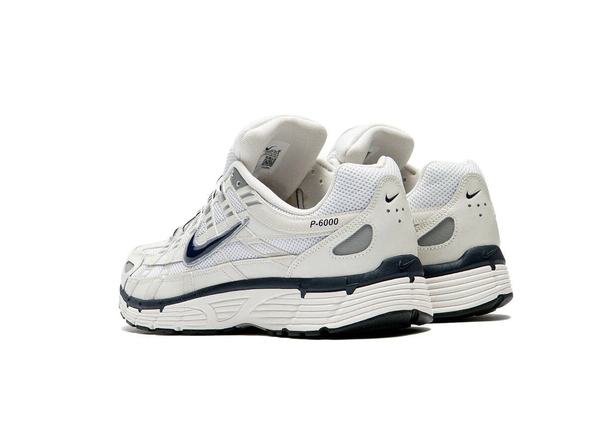 Nike P-6000 Obsidian Summit White blanche et crème avec tige en mesh, empiècements en cuir et Swoosh bleu marine Obsidian.