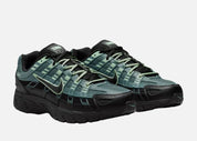 Nike P-6000 Black Mineral Slate noire avec empiècements bleu-vert Mineral Slate, détails Steam et construction rétro-running multicouche.