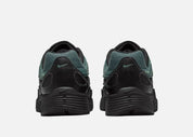 Nike P-6000 Black Mineral Slate noire avec empiècements bleu-vert Mineral Slate, détails Steam et construction rétro-running multicouche.