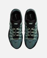 Nike P-6000 Black Mineral Slate noire avec empiècements bleu-vert Mineral Slate, détails Steam et construction rétro-running multicouche.