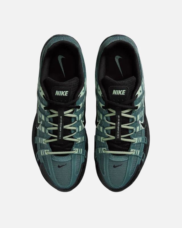 Nike P-6000 Black Mineral Slate noire avec empiècements bleu-vert Mineral Slate, détails Steam et construction rétro-running multicouche.