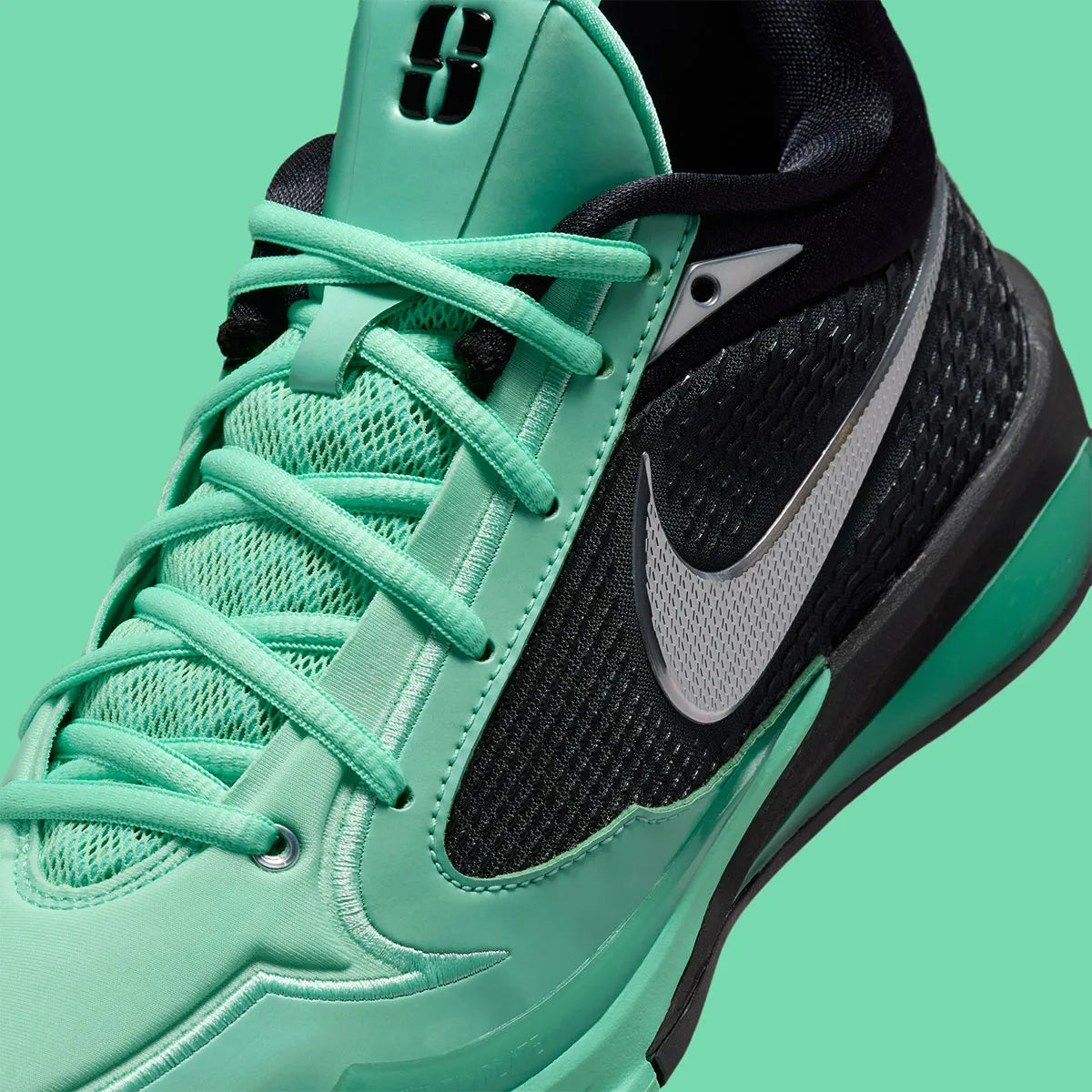 Nike Sabrina 4 Limelight Glow avec tige en mesh technique vert Limelight Glow, renforts synthétiques, amorti Cushlon, unité Zoom Air à l'avant-pied et semelle extérieure en caoutchouc à traction multidirectionnelle vue de profil. 