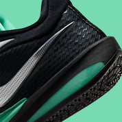 Nike Sabrina 4 Limelight Glow avec tige en mesh technique vert Limelight Glow, renforts synthétiques, amorti Cushlon, unité Zoom Air à l'avant-pied et semelle extérieure en caoutchouc à traction multidirectionnelle vue de profil. 