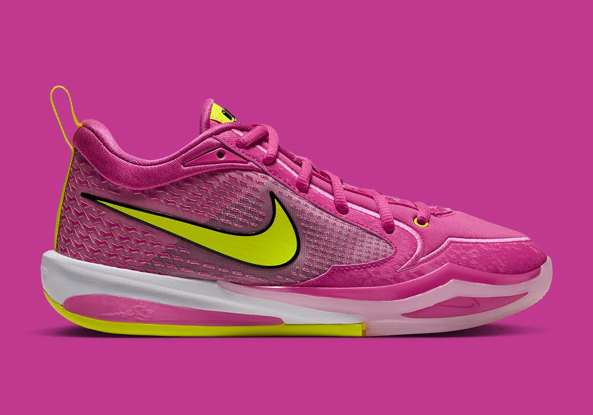 Nike Sabrina 4 Fuel rose Desert Pink avec détails Lemon Venom, empeigne moulée, semelle Cushlon 3.0 et unité Air Zoom à l’avant-pied.