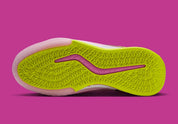 Nike Sabrina 4 Fuel rose Desert Pink avec détails Lemon Venom, empeigne moulée, semelle Cushlon 3.0 et unité Air Zoom à l’avant-pied.