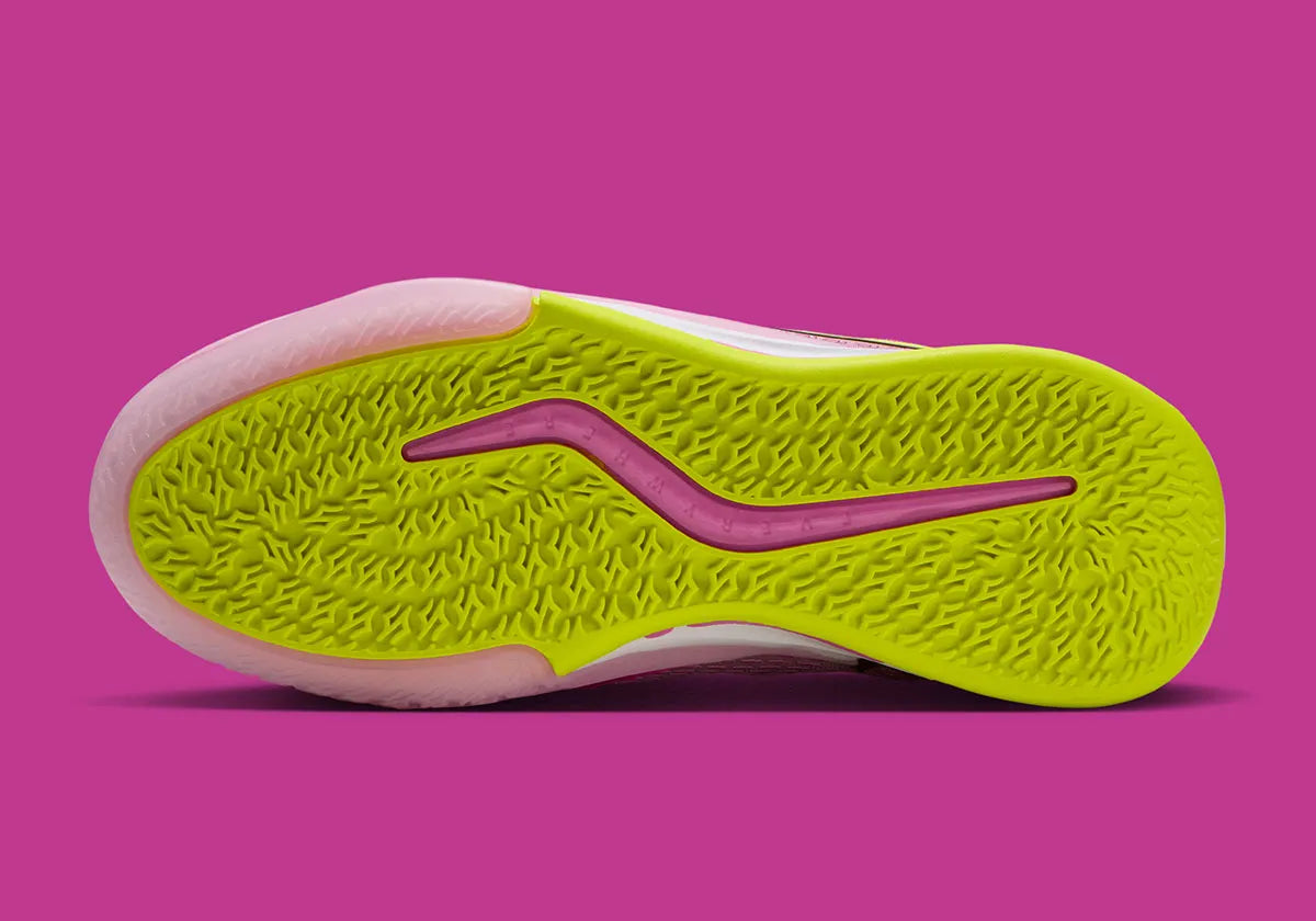 Nike Sabrina 4 Fuel rose Desert Pink avec détails Lemon Venom, empeigne moulée, semelle Cushlon 3.0 et unité Air Zoom à l’avant-pied.