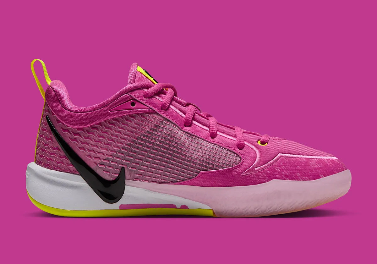 Nike Sabrina 4 Fuel rose Desert Pink avec détails Lemon Venom, empeigne moulée, semelle Cushlon 3.0 et unité Air Zoom à l’avant-pied.