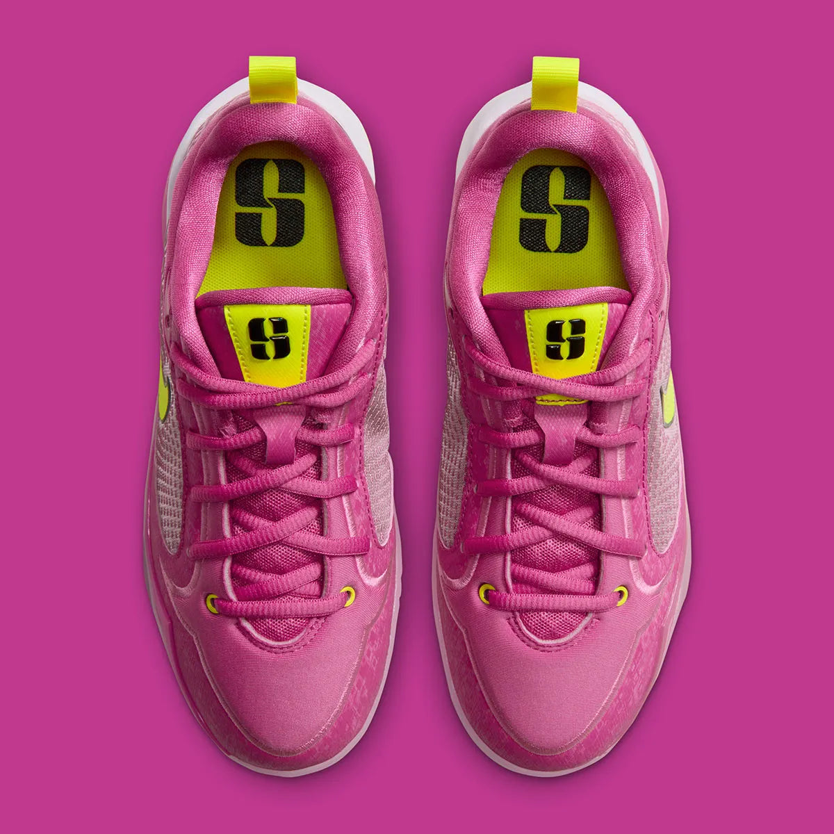 Nike Sabrina 4 Fuel rose Desert Pink avec détails Lemon Venom, empeigne moulée, semelle Cushlon 3.0 et unité Air Zoom à l’avant-pied.