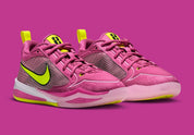 Nike Sabrina 4 Fuel rose Desert Pink avec détails Lemon Venom, empeigne moulée, semelle Cushlon 3.0 et unité Air Zoom à l’avant-pied.