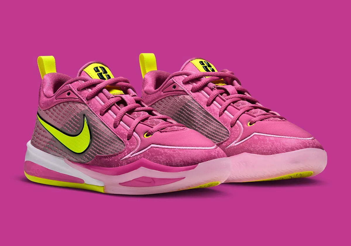 Nike Sabrina 4 Fuel rose Desert Pink avec détails Lemon Venom, empeigne moulée, semelle Cushlon 3.0 et unité Air Zoom à l’avant-pied.