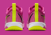 Nike Sabrina 4 Fuel rose Desert Pink avec détails Lemon Venom, empeigne moulée, semelle Cushlon 3.0 et unité Air Zoom à l’avant-pied.