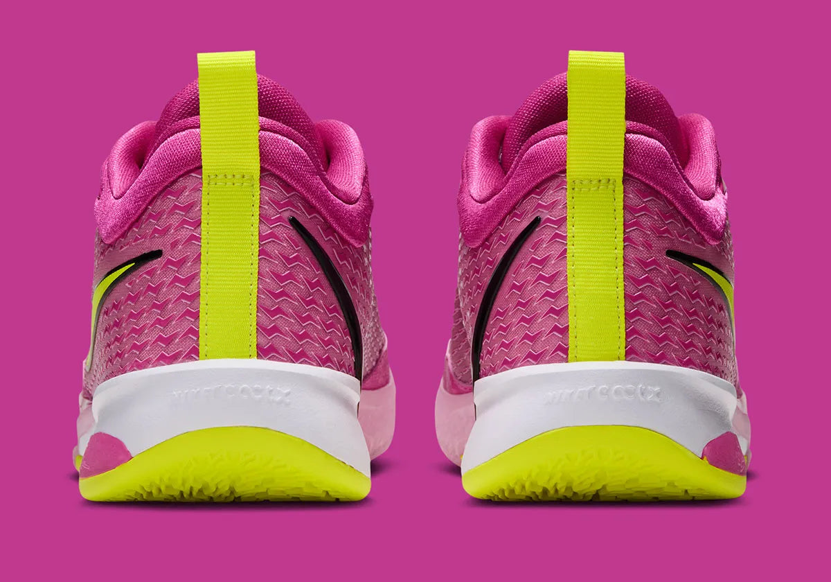 Nike Sabrina 4 Fuel rose Desert Pink avec détails Lemon Venom, empeigne moulée, semelle Cushlon 3.0 et unité Air Zoom à l’avant-pied.