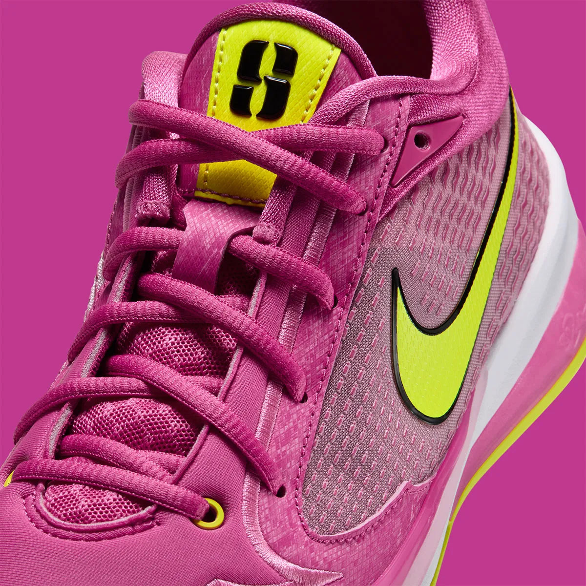 Nike Sabrina 4 Fuel rose Desert Pink avec détails Lemon Venom, empeigne moulée, semelle Cushlon 3.0 et unité Air Zoom à l’avant-pied.