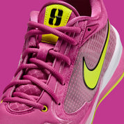 Nike Sabrina 4 Fuel rose Desert Pink avec détails Lemon Venom, empeigne moulée, semelle Cushlon 3.0 et unité Air Zoom à l’avant-pied.