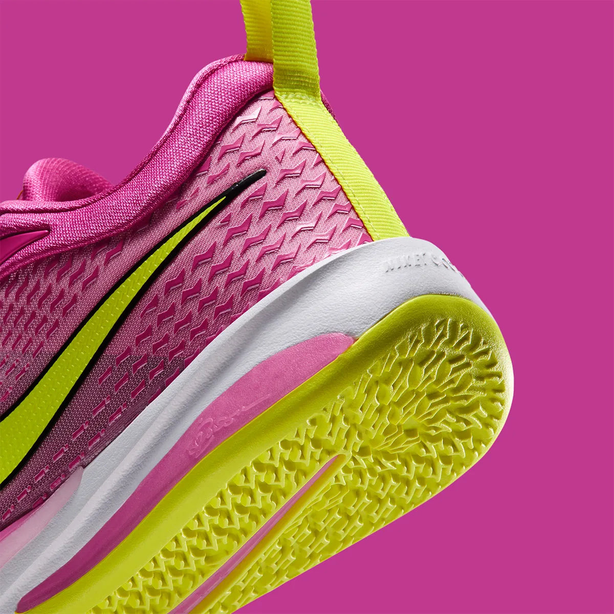 Nike Sabrina 4 Fuel rose Desert Pink avec détails Lemon Venom, empeigne moulée, semelle Cushlon 3.0 et unité Air Zoom à l’avant-pied.