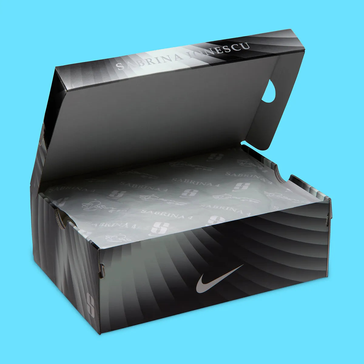 Nike Sabrina 4 Nike Nights, sneaker de basketball signature Sabrina Ionescu au profil bas avec Swoosh Nike et design Nike Nights vue de profil. 