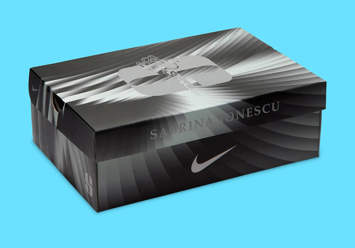 Nike Sabrina 4 Nike Nights, sneaker de basketball signature Sabrina Ionescu au profil bas avec Swoosh Nike et design Nike Nights vue de profil. 