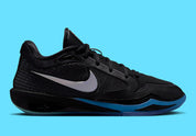 Nike Sabrina 4 Nike Nights, sneaker de basketball signature Sabrina Ionescu au profil bas avec Swoosh Nike et design Nike Nights vue de profil. 