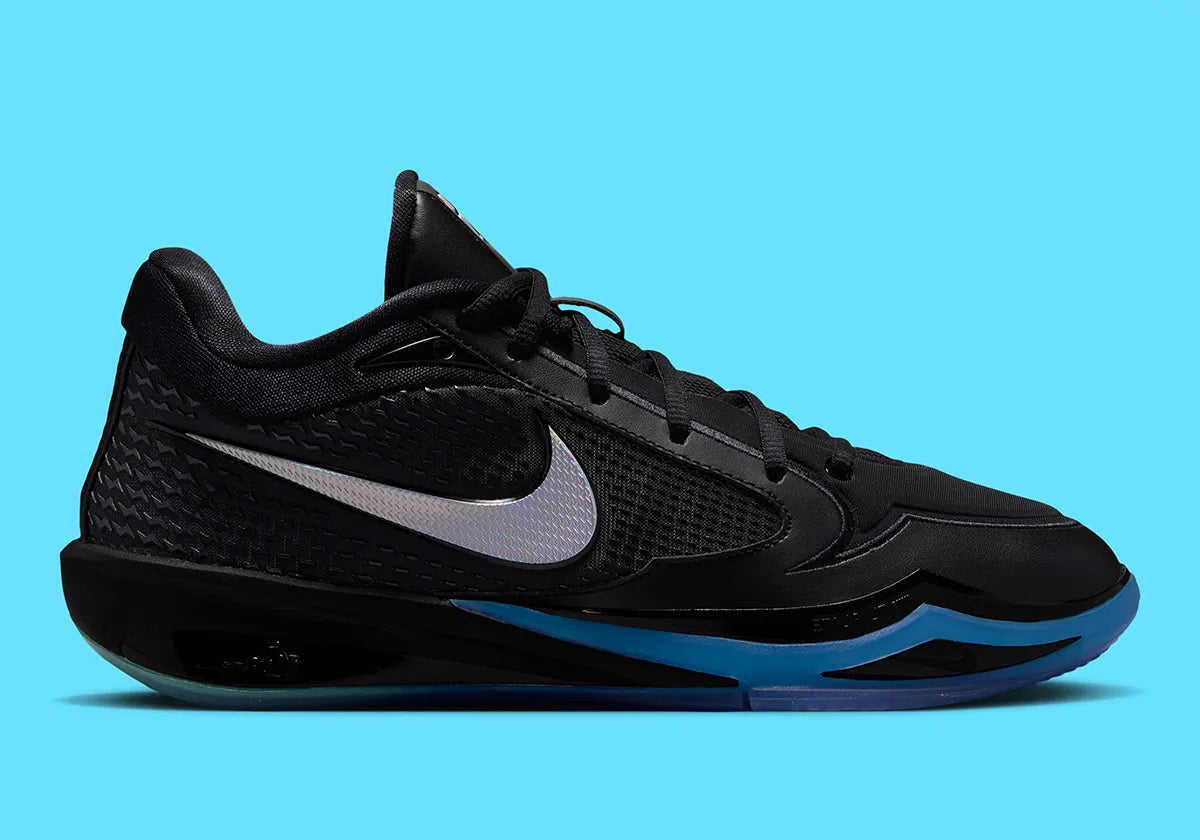 Nike Sabrina 4 Nike Nights, sneaker de basketball signature Sabrina Ionescu au profil bas avec Swoosh Nike et design Nike Nights vue de profil. 