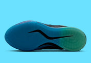 Nike Sabrina 4 Nike Nights, sneaker de basketball signature Sabrina Ionescu au profil bas avec Swoosh Nike et design Nike Nights vue de profil. 